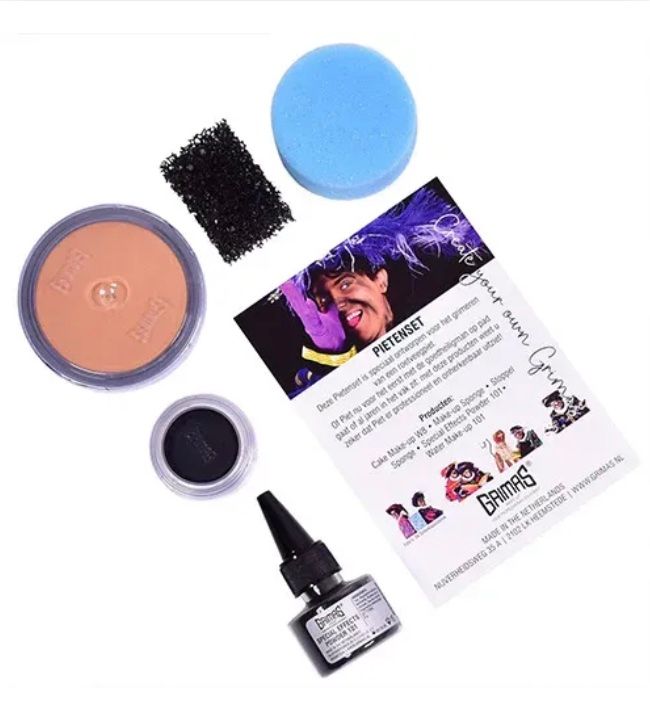 Make-upset met oranje blush, blauwe spons, zwarte applicator, potje met paarse deksel, flesje en gebruiksaanwijzing.