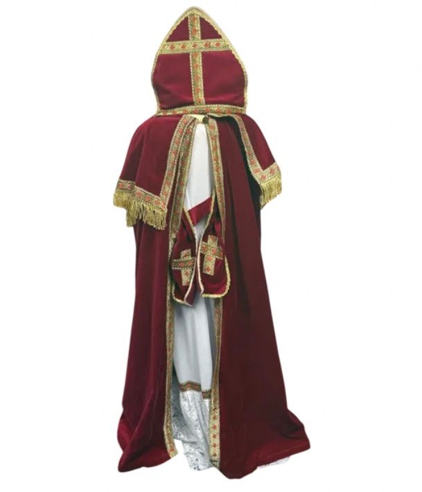 Rode en gouden fluwelen religieuze pij met kap, van achteren gezien op een witte achtergrond.