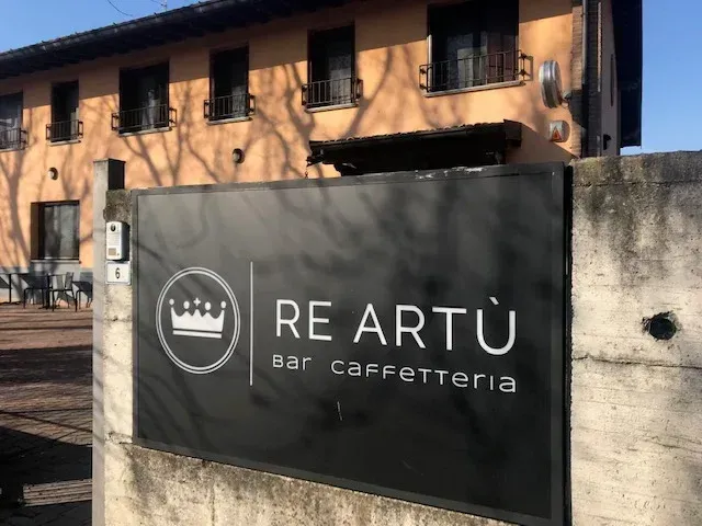 Un'insegna nera con la scritta