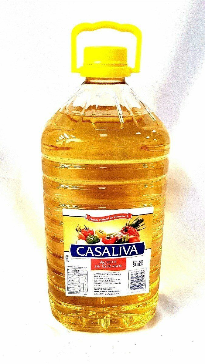 Botella de plástico de aceite de cocina dorado con tapón amarillo y etiqueta roja sobre fondo blanco.