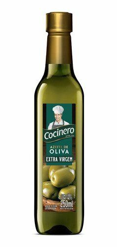 Botella de aceite de oliva virgen extra Cocinero con aceitunas verdes en la etiqueta.