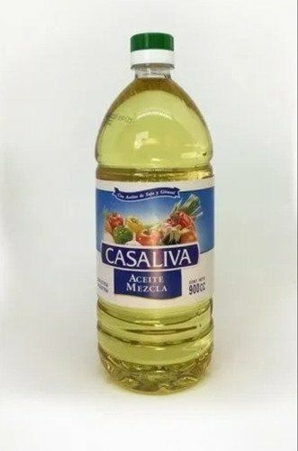 Botella de aceite de oliva virgen extra Casaliva con tapón verde y líquido amarillo sobre fondo blanco.