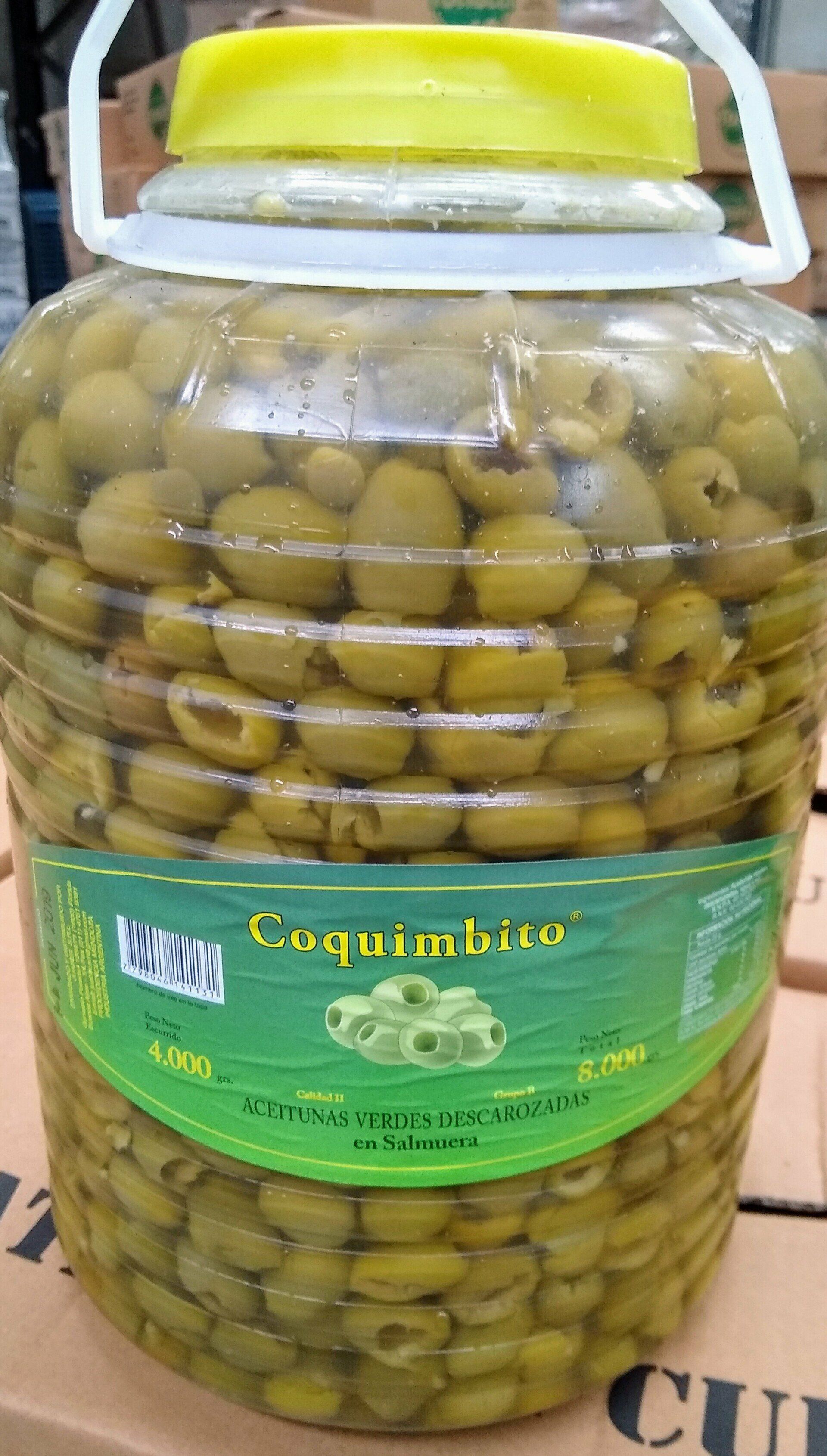 Frasco de aceitunas verdes con tapa amarilla y etiqueta verde en un supermercado.