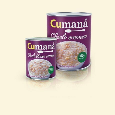 Dos latas cremosas de Cumaná Choco, de color morado, una grande y una pequeña, sobre un fondo claro.