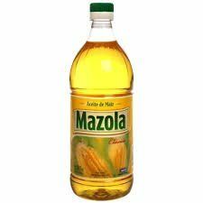 Botella de aceite de maíz Mazola con tapa verde y etiqueta amarilla sobre fondo blanco.