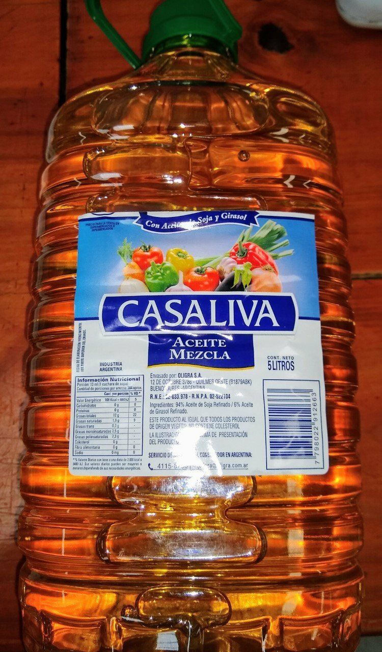 Botella grande de aceite de oliva Casaliva con tapón verde y etiqueta azul sobre una superficie de madera.