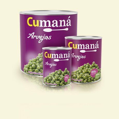 Tres latas moradas de arvejas de Cumaná con guisantes verdes, dispuestas en diferentes tamaños.