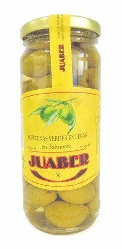 Tarro de verduras encurtidas con etiqueta amarilla y aceitunas verdes en el interior.