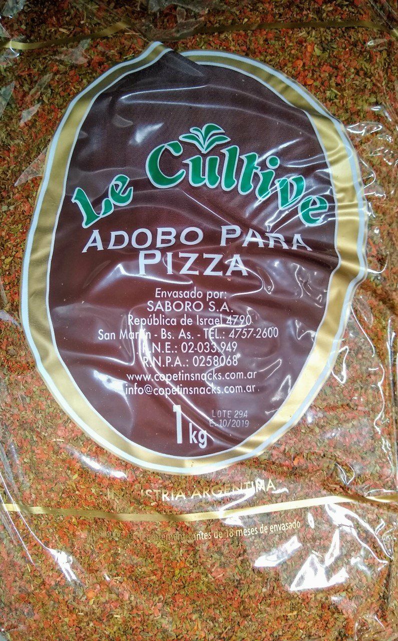 Masa de pizza Adoro Pano envuelta, etiqueta marrón y verde en envase de plástico transparente.