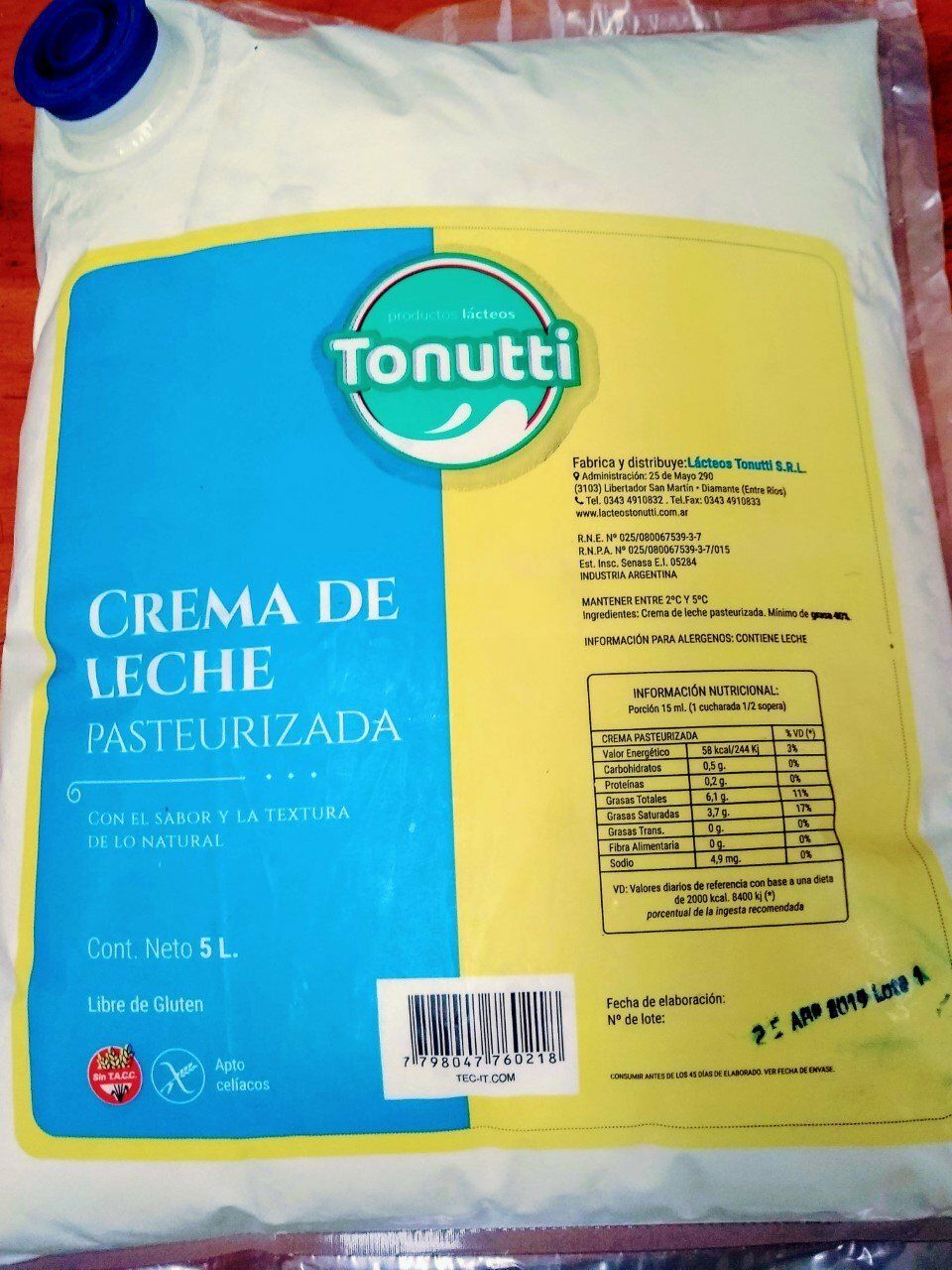 Bolsa de crema pasteurizada Tonutti, envase azul y amarillo con tapa roja.