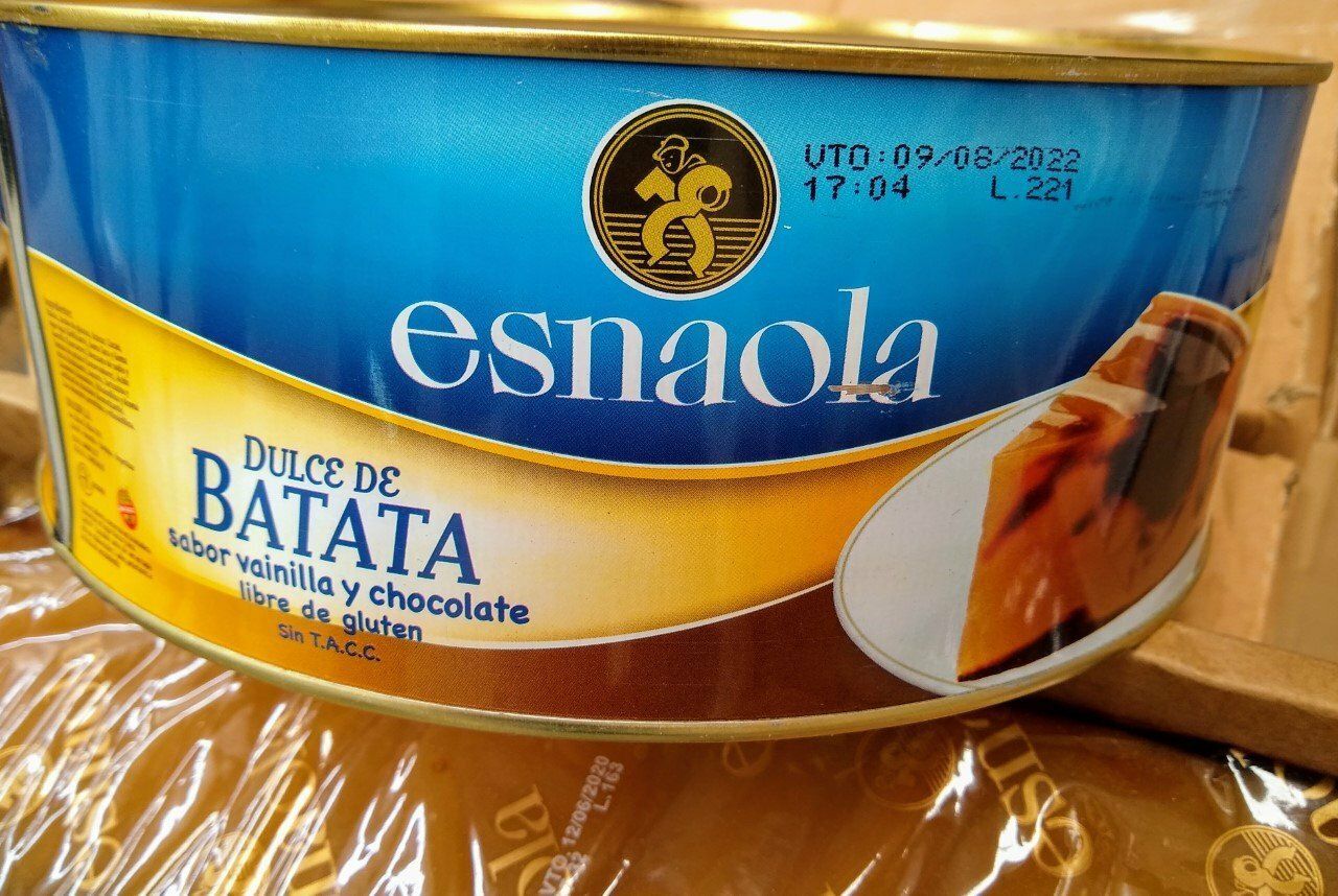 Etiqueta de lata Esnaola de dulce de batata con vainilla y chocolate, sobre fondo dorado.