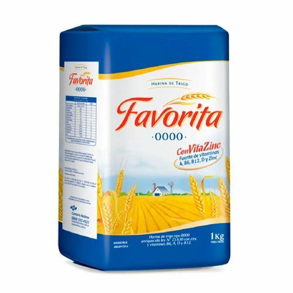 Bolsa de arroz Favorita azul y blanca con gráfico de trigo, paquete de 1 kg sobre fondo blanco.