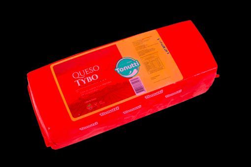 Envase rectangular rojo para queso sobre fondo negro con etiqueta azul.