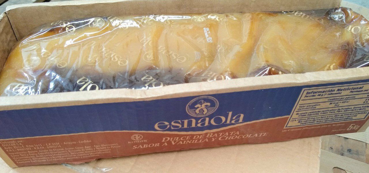Pan envasado en una bolsa de plástico transparente dentro de una caja de pan azul y naranja.
