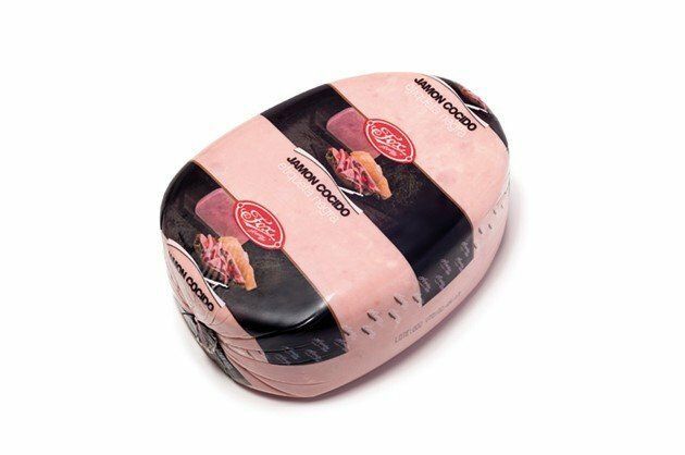 Embutidos envasados ​​en plástico rosa y negro sobre un fondo blanco.