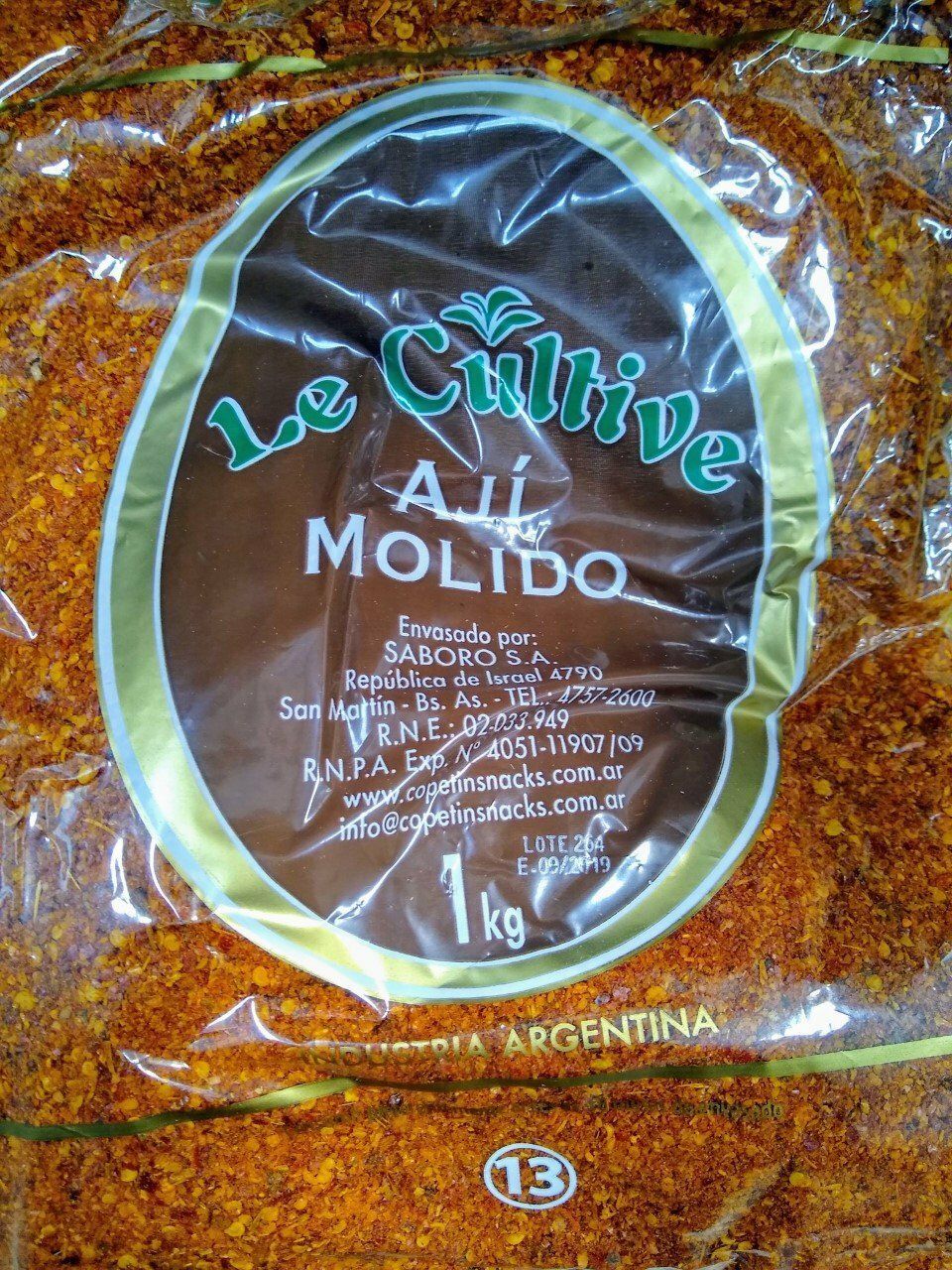 Bolsa de café molido La Cumbre Molido con etiqueta marrón y turquesa, 1 kg, hecho en Argentina.