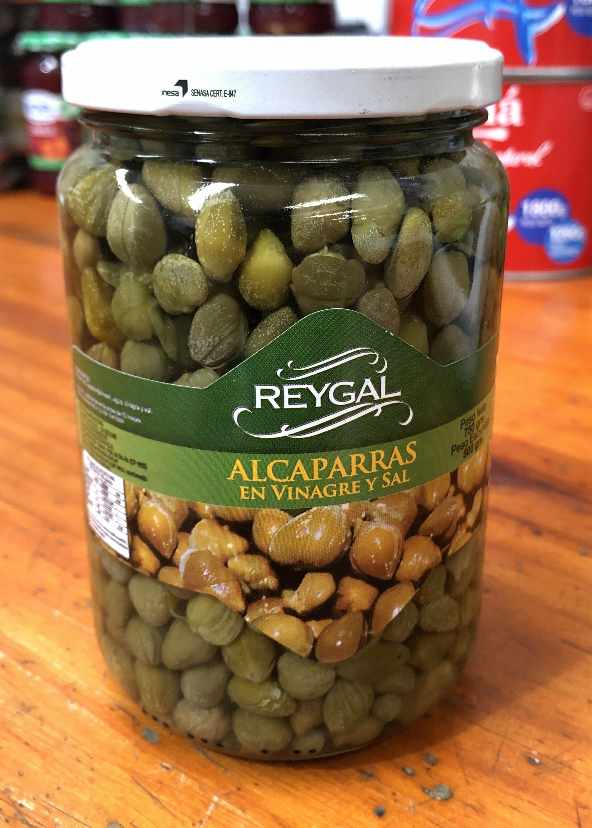 Tarro de alcaparras Reygal en vinagre y sal sobre una superficie de madera.