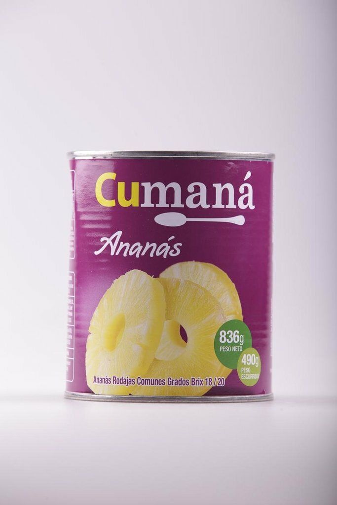 Piña Cumaná enlatada sobre un fondo blanco liso
