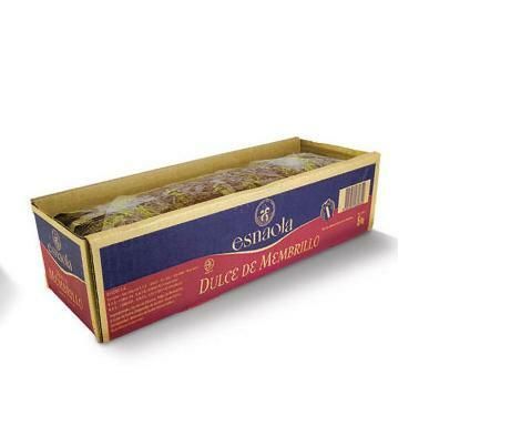Caja de cartón abierta con etiqueta roja y azul, llena de pan horneado o bollos de hojaldre.