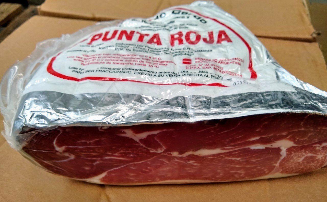 Pastel de carne curada Punta Roja envasado en una caja de cartón, envuelto en plástico blanco y plateado.