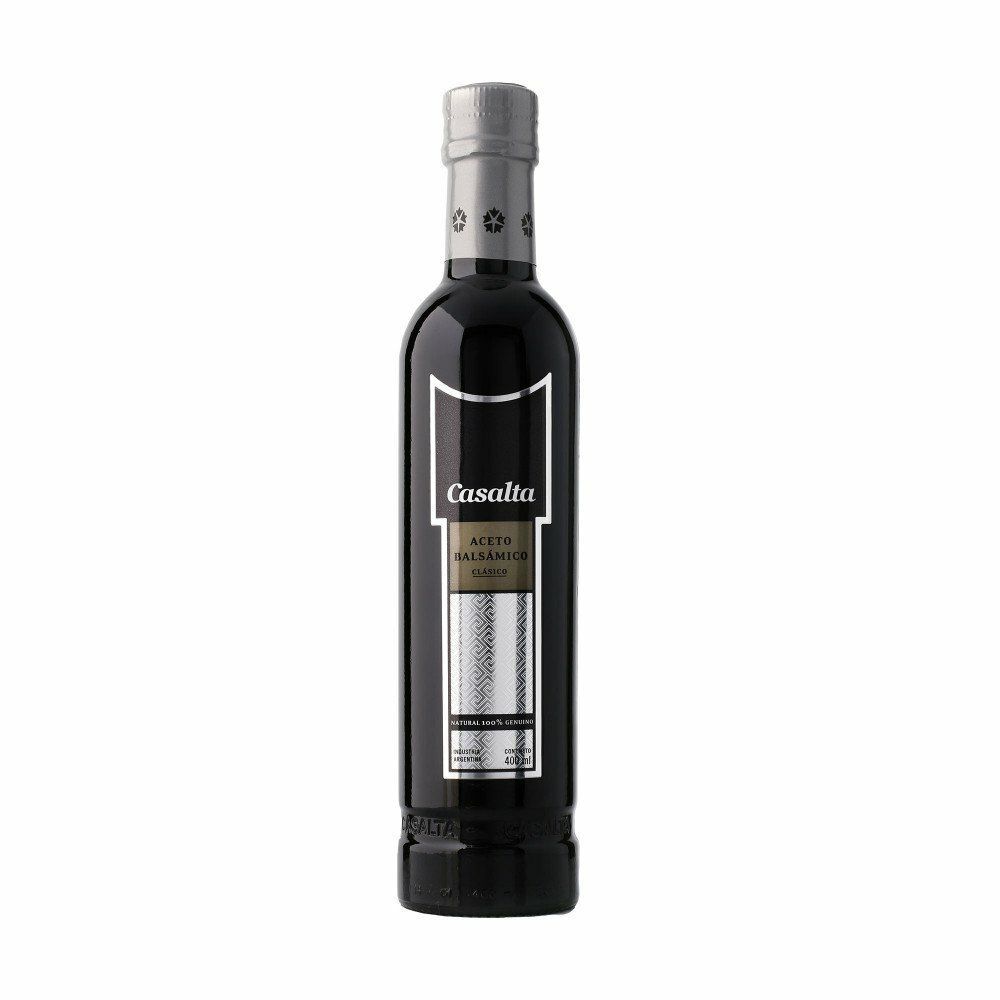 Botella de vino alta y oscura con etiqueta plateada sobre fondo blanco.