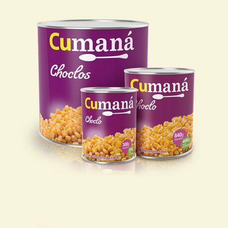 Tres latas de maíz Cumaná Choclos de color púrpura de diferentes tamaños sobre un fondo claro.
