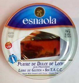 Envase de postre Esnaola dulce de leche con rebanada de mousse de chocolate en una etiqueta blanca.