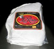 Cuña de queso blanca envasada con etiqueta roja y negra sobre fondo negro.