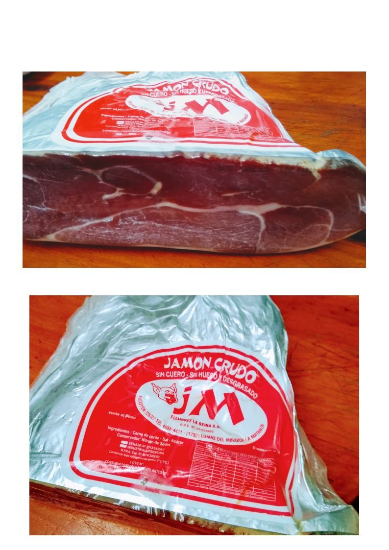Dos vistas de jamón en lonchas envasado con etiquetas rojas y blancas sobre un fondo blanco.