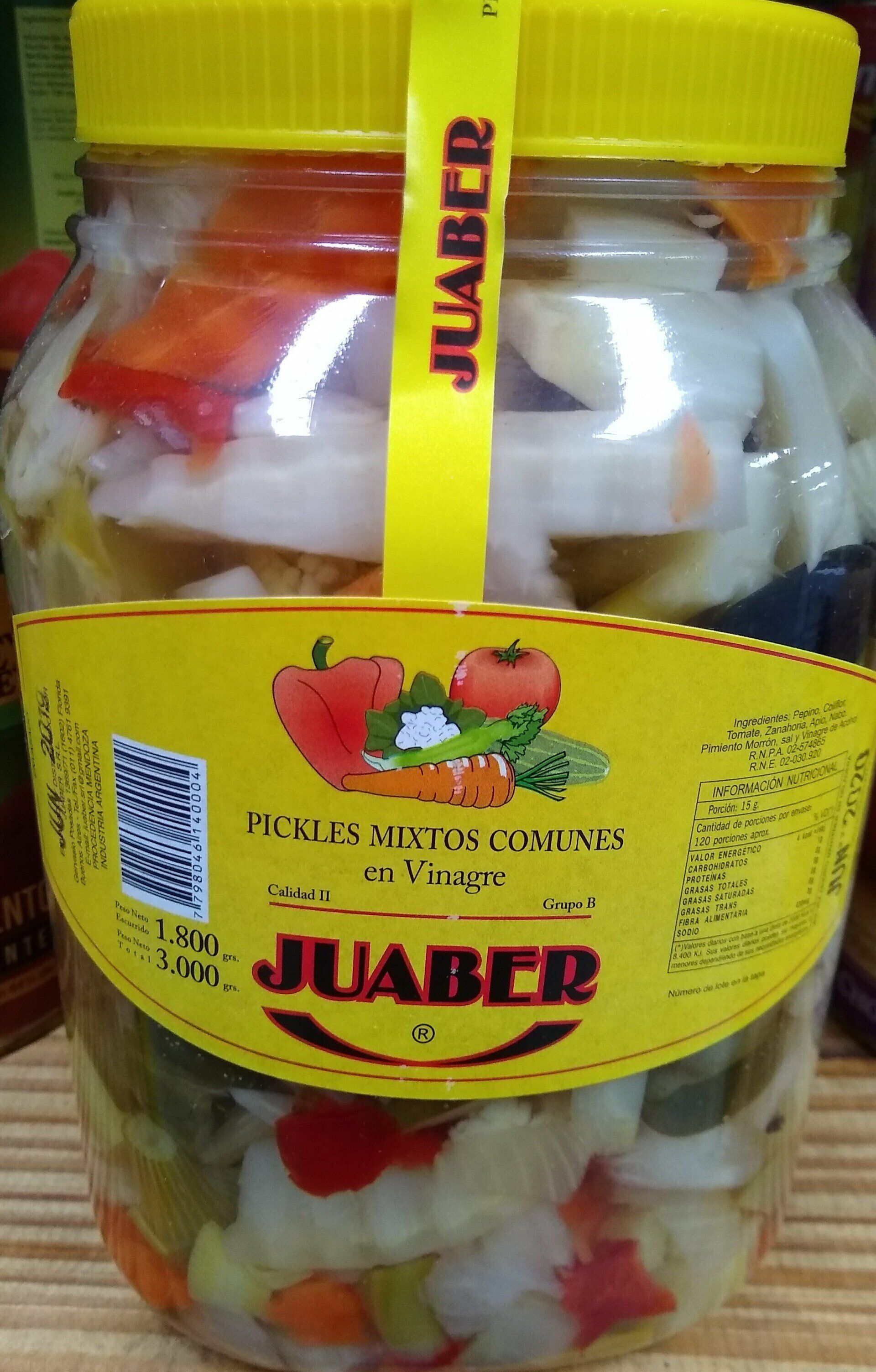 Frasco de coloridas verduras mixtas encurtidas con tapa amarilla y etiqueta que dice “JUABER”.