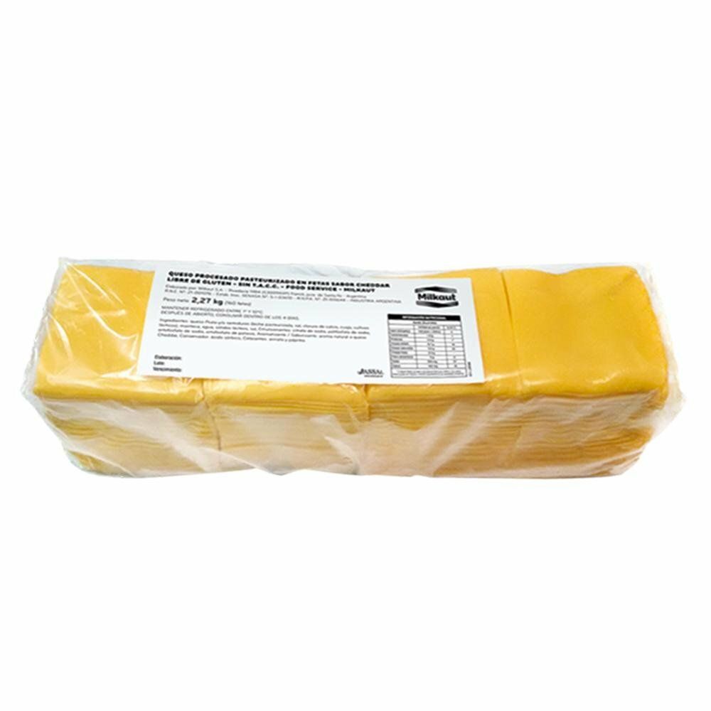 Bloque de queso envuelto en papel amarillo con una etiqueta blanca del producto en la parte superior.