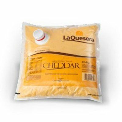 Queso cheddar La Quesera en envase amarillo con tapa blanca sobre fondo blanco.