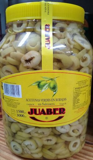 Frasco de tapa amarilla con aperitivos encurtidos en forma de anillo, etiquetado como “JUABER” con una etiqueta amarilla.