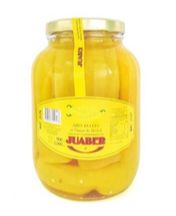 Frasco amarillo de pimientos encurtidos con tapa dorada y etiqueta roja.