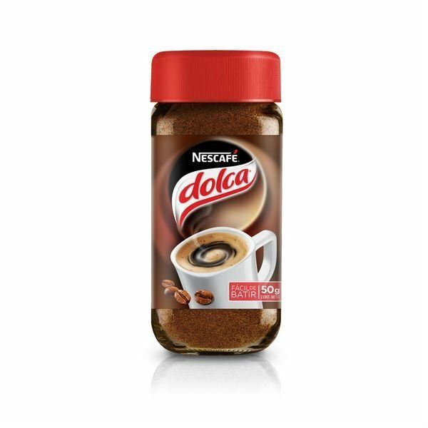 Tarro de café instantáneo Nestlé Dolca con tapa roja sobre fondo blanco
