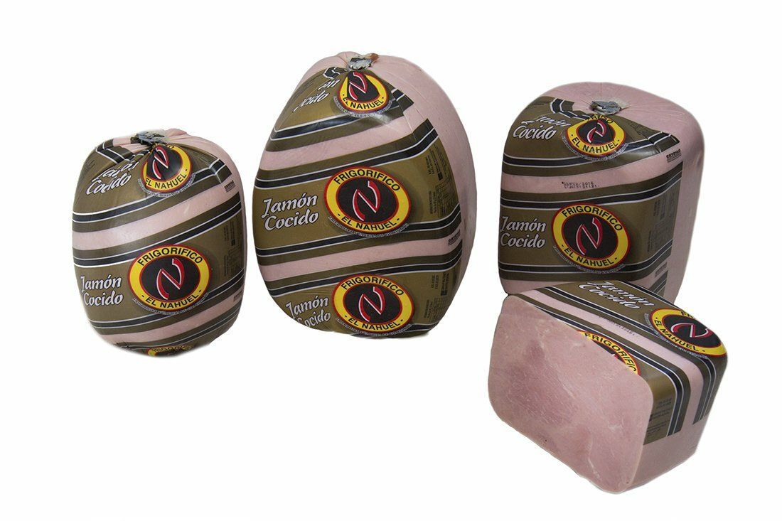 Cuatro panes de queso a rayas, uno de ellos cortado para mostrar su interior rosa, dispuestos sobre un fondo blanco.
