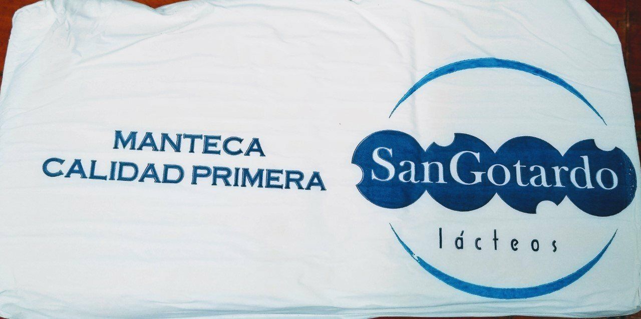 White shirt with blue SanGotardo logo and the text “Manteca Calidad Primera.”