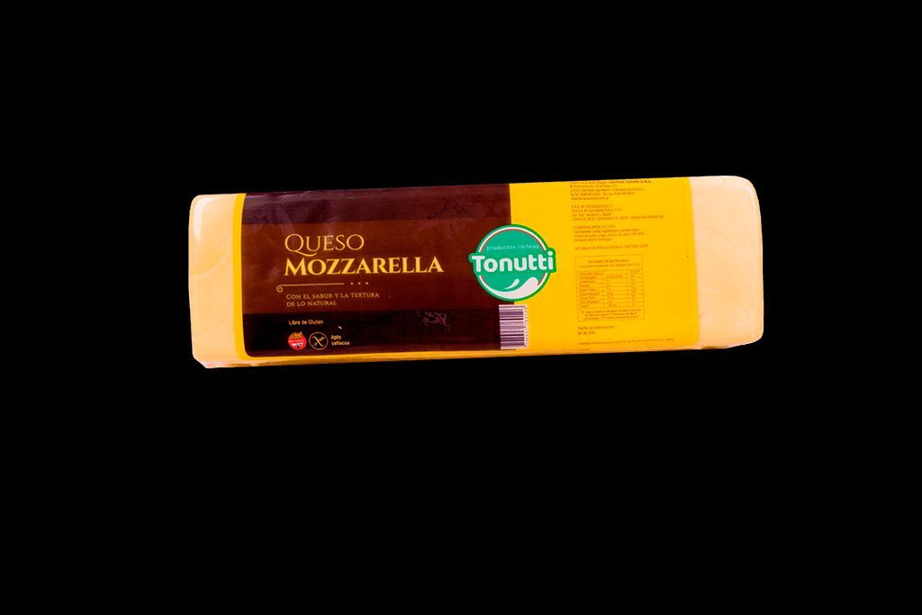 Palitos de queso mozzarella envasados ​​sobre fondo negro.