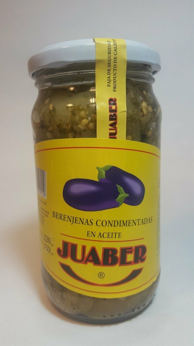 Frasco de pepinillos encurtidos con etiqueta amarilla y tapa blanca, de la marca “JUABER”.