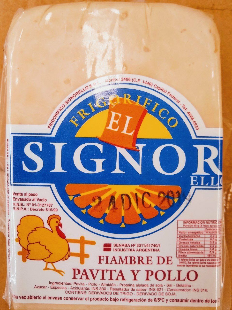 Package of El Signor deli meat, red and blue label, “fiambre de pavita y pollo” branding