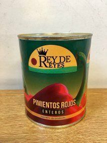 Lata de pimientos rojos enteros Rey de Reyes, etiqueta verde, detalles rojos y amarillos.