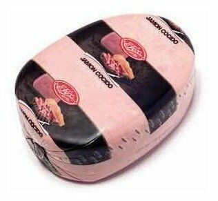 Un bloque de fiambre en lonchas envasado al vacío, con envase negro y rosa.