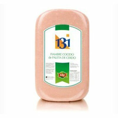 Jamón envasado en rosa con la etiqueta “Paleta de Cerdo” y etiqueta blanca y verde sobre fondo liso.