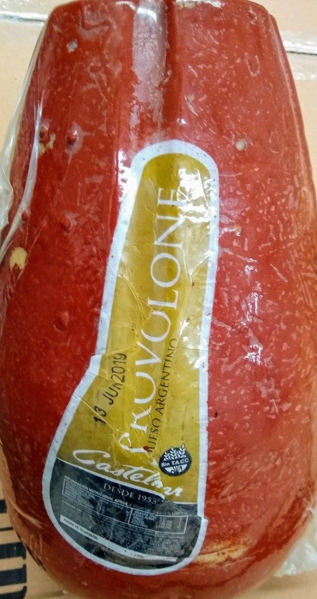 Envase de queso en cuña de color rojo con etiqueta amarilla sobre fondo blanco.