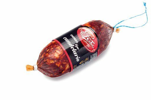 Salchicha curada envuelta en un envase negro y rojo con lazos azules sobre un fondo blanco.