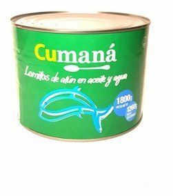 Lata de atún Cumaná verde con gráfico de delfín azul y texto blanco sobre un fondo liso.