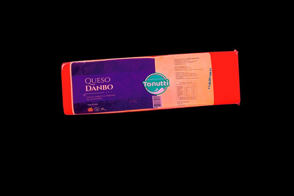 Caja de avena Quaker morada y naranja sobre un fondo negro.