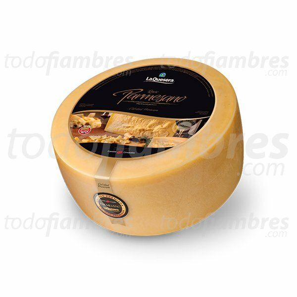 Rueda de queso redonda amarilla con etiqueta negra sobre fondo blanco
