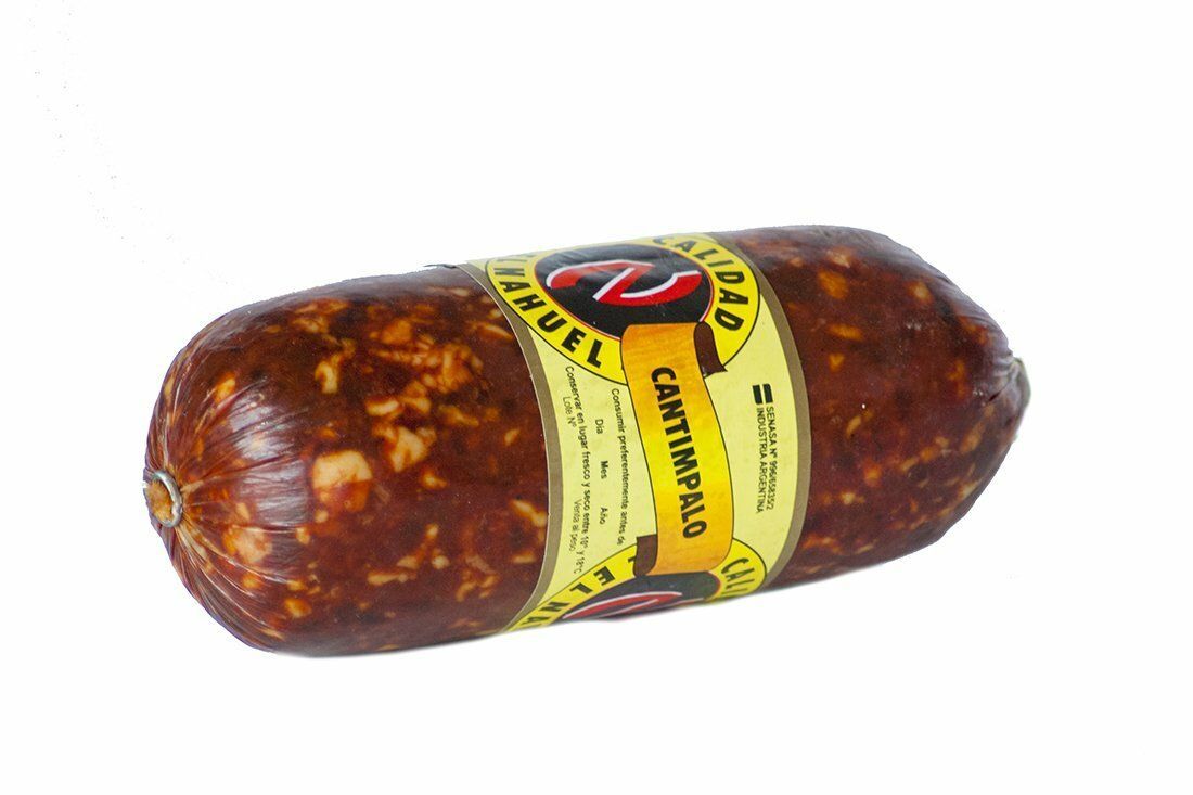 Salchicha salami envasada con etiqueta amarilla sobre fondo blanco.