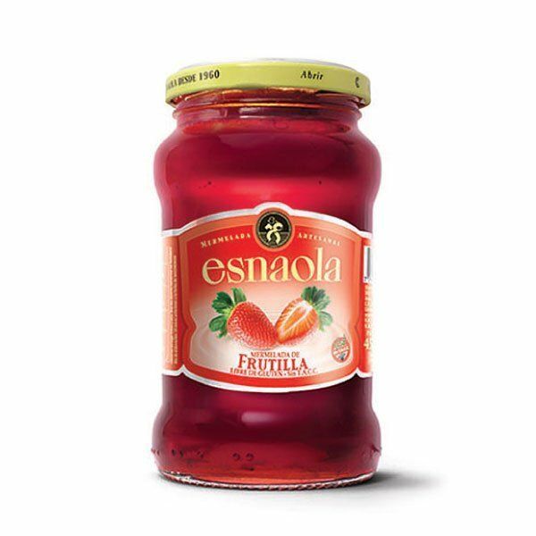 Tarro de mermelada de fresa Esnaola con contenido rojo y tapa dorada sobre fondo blanco.